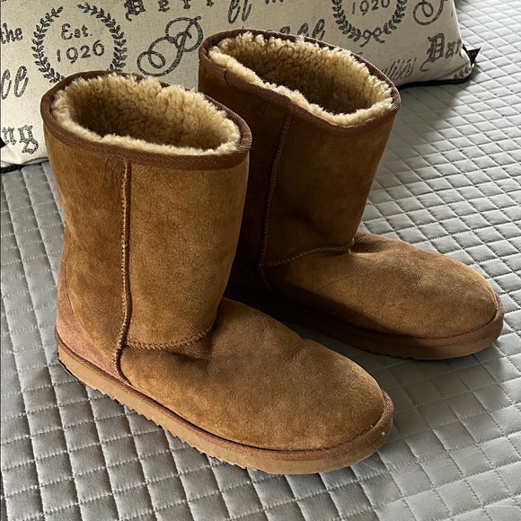 Shoes - Bearpaw faux boots